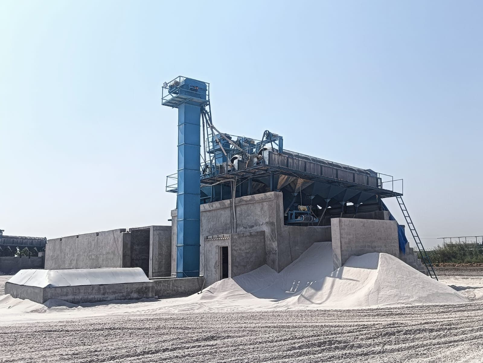 Bucket elevator and grading plant with processed silica heaps